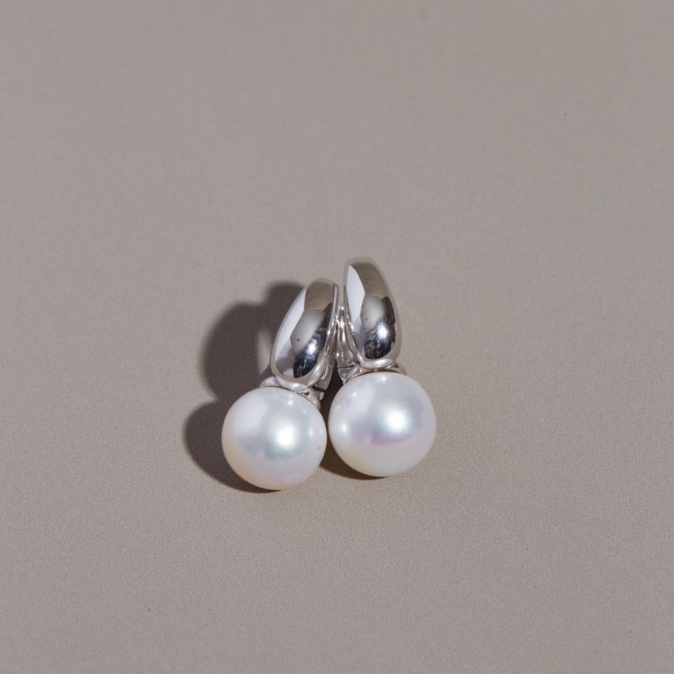 Vetiver.pearl Silver hoop style earrings