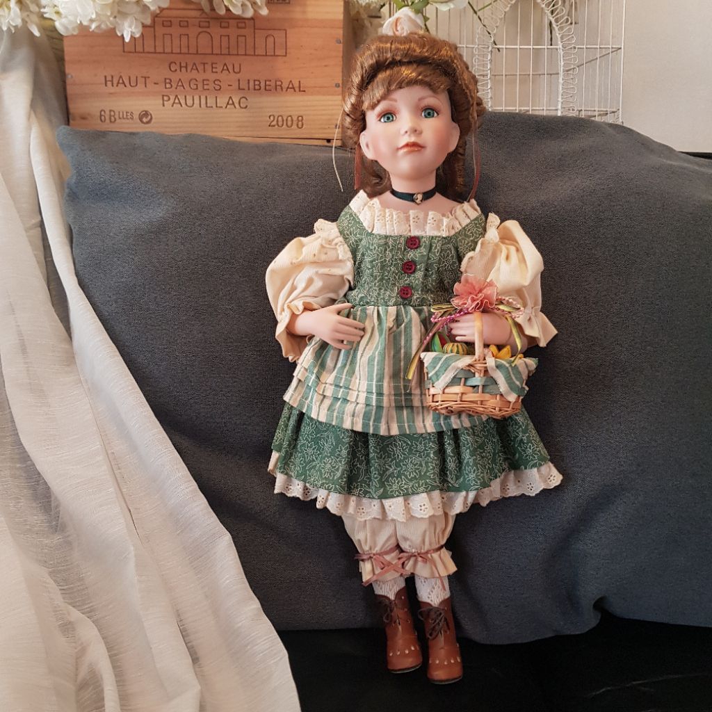 ตุ๊กตากระเบื้องพอร์ซเลน Vintage Porcelain Doll