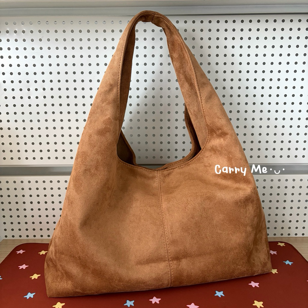 Carry Me･ᴗ･ | (พร้อมส่ง) กระเป๋าหนังกำมะหยี่ นุ่ม เบา ทรง Minimal เรียบง่าย ใส่ ipad,notebook,แฟ้ม A4 ได้ ใช้ง่ายทุกวัน