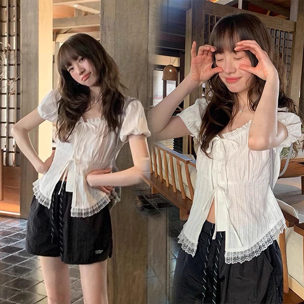 Red Berry เสื้อแขนสั้นผูกเอวแต่งลูกไม้สุดหวานและมีสไตล์สำหรับผู้หญิง ดีไซน์เก๋และไม่เหมือนใคร W712