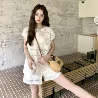 Swan shop ชุดเซ็ตเสื้อลูกไม้ถักโครเชต์สีครีม + กางเกงขาสั้น เอวสม็อค ทรงหลวม ใส่สบาย ลุคคาเฟ่/เที่ยวทะเล สไตล์เกาหลี