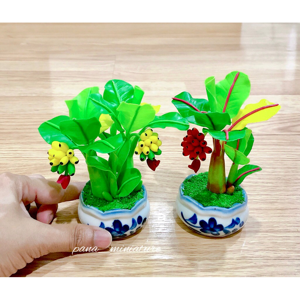ดินปั้นต้นกล้วยมงคล ขนาดกระถาง 5.8 cm. มีพื้นที่ตกแต่งวางเพิ่มได้ตามชอบ สูงรวม 11 cm. ราคา/กระถาง (ไม่รวมตุ๊กตาตกแต่ง)