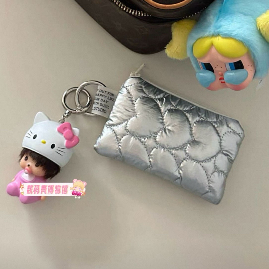 {พร้อมส่ง! }Hello Kitty x Monchchichi พวงกุญแจม่อนชิชิ x คิตตี้ ใส่หมวกคิตตี้ น่ารักมาก ⭐️ ️ ราคา ถูกที่สุด ดีลบีเคเค แกลเลอรีภาพที่ 3