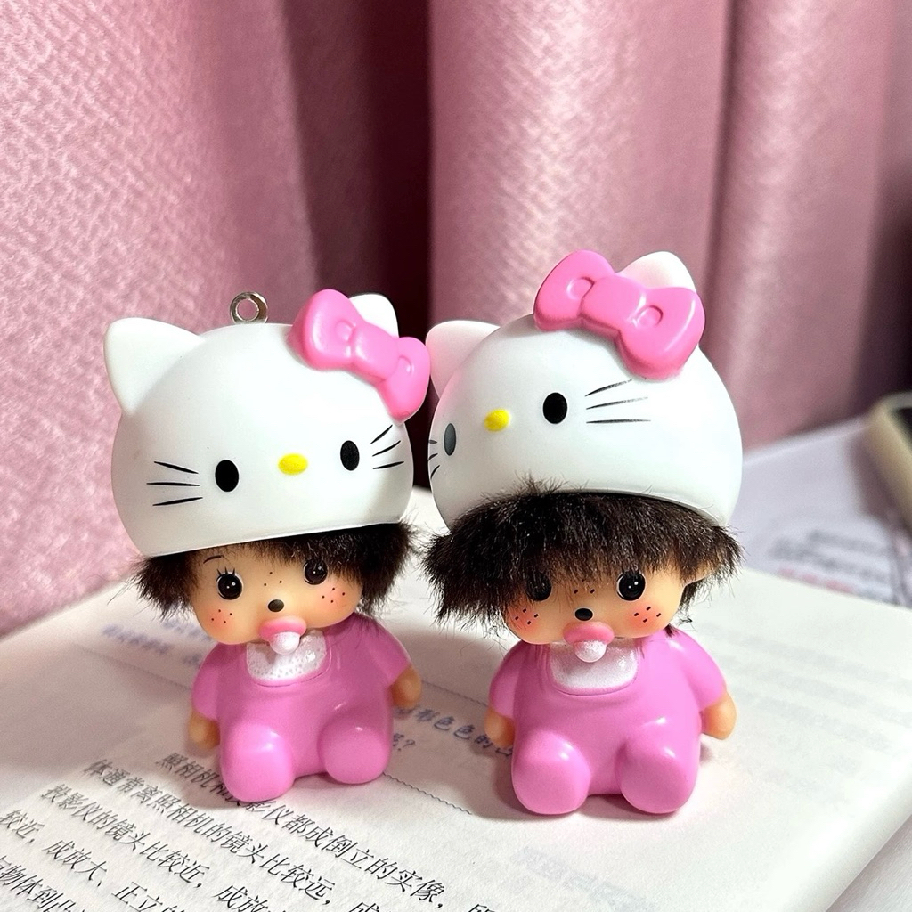 {พร้อมส่ง! }Hello Kitty x Monchchichi พวงกุญแจม่อนชิชิ x คิตตี้ ใส่หมวกคิตตี้ น่ารักมาก ⭐️ ️ ราคา ถูกที่สุด ดีลบีเคเค แกลเลอรีภาพที่ 8