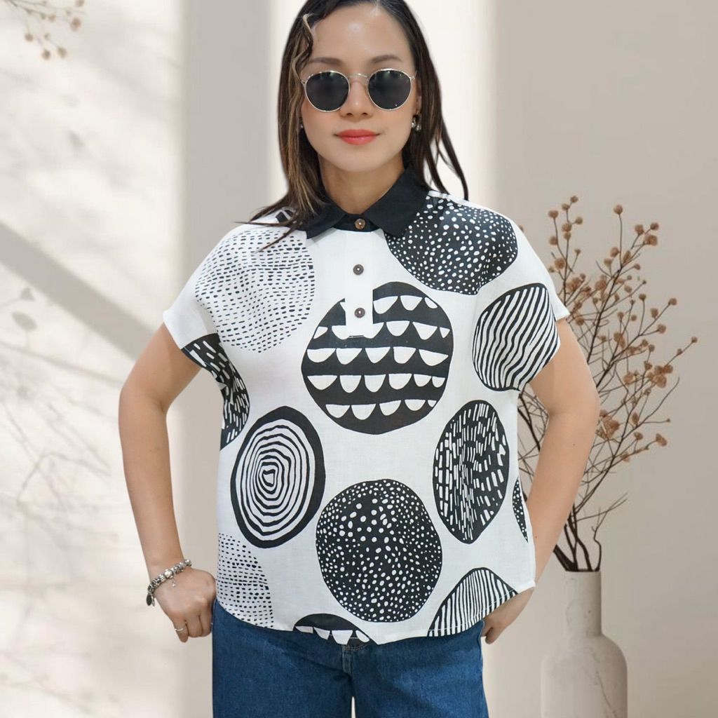 5th Jan เสื้อเชิ้ต คอปก แขนในตัว กระดุมโปโล สวมหัว ด้านหน้าพิมพ์ลาย ด้านหลังสีพื้น ชายเสื้อโค้ง ผ้าล