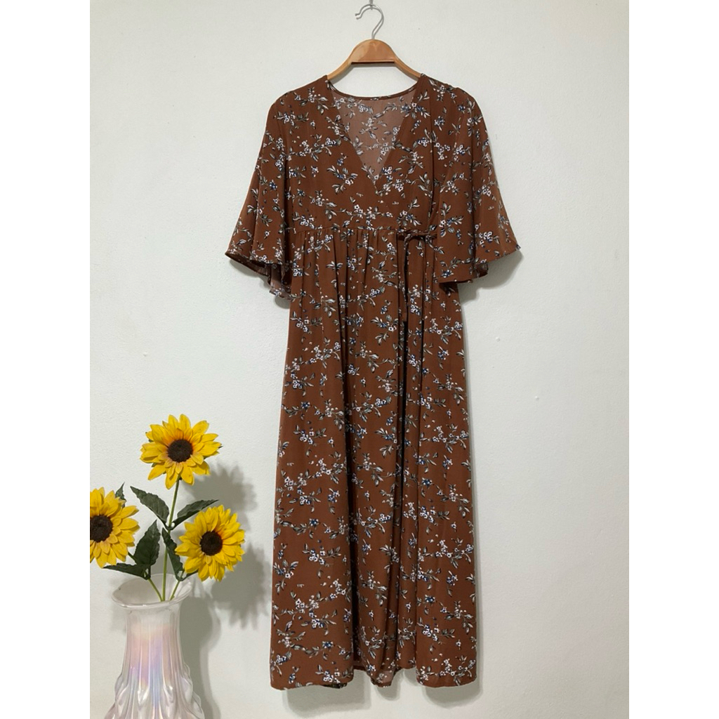 DS153 ชุดเดรส INGNI สีน้ำตาลลายดอกไม้ไซส์ M อกผ้า36“ยาว44”ผ้าโพลีนุ่ม