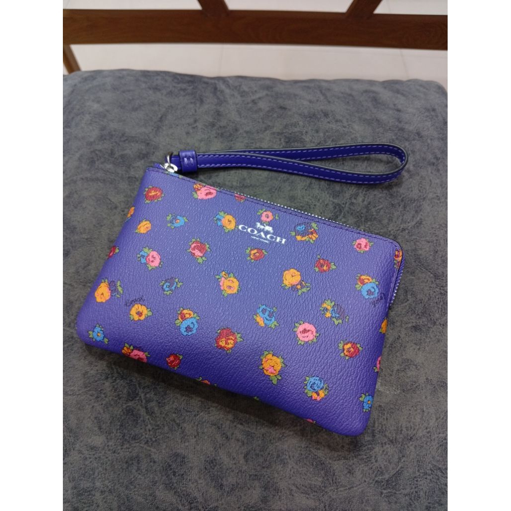 ปล่อยของสะสม‼️กระเป๋าคล้องมือ Coach Corner Zip Wristlet (รุ่น CA716-SVUD9) สีม่วงลาย Bramble Rose/Vi