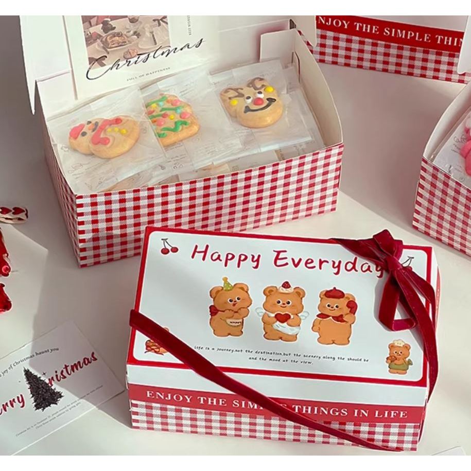 กล่องใส่ขนมลายตารางแดง  น้องหมี Happy Everyday (แพค 5 ใบ)
