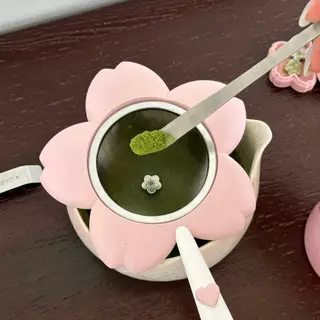 GARNET 🌸 Sakura Alley Matcha Spoon with spoon rest – ช้อนตักมัทฉะพร้อมที่วางช้อนลายซากุระสแตนเลสเข้าเซต