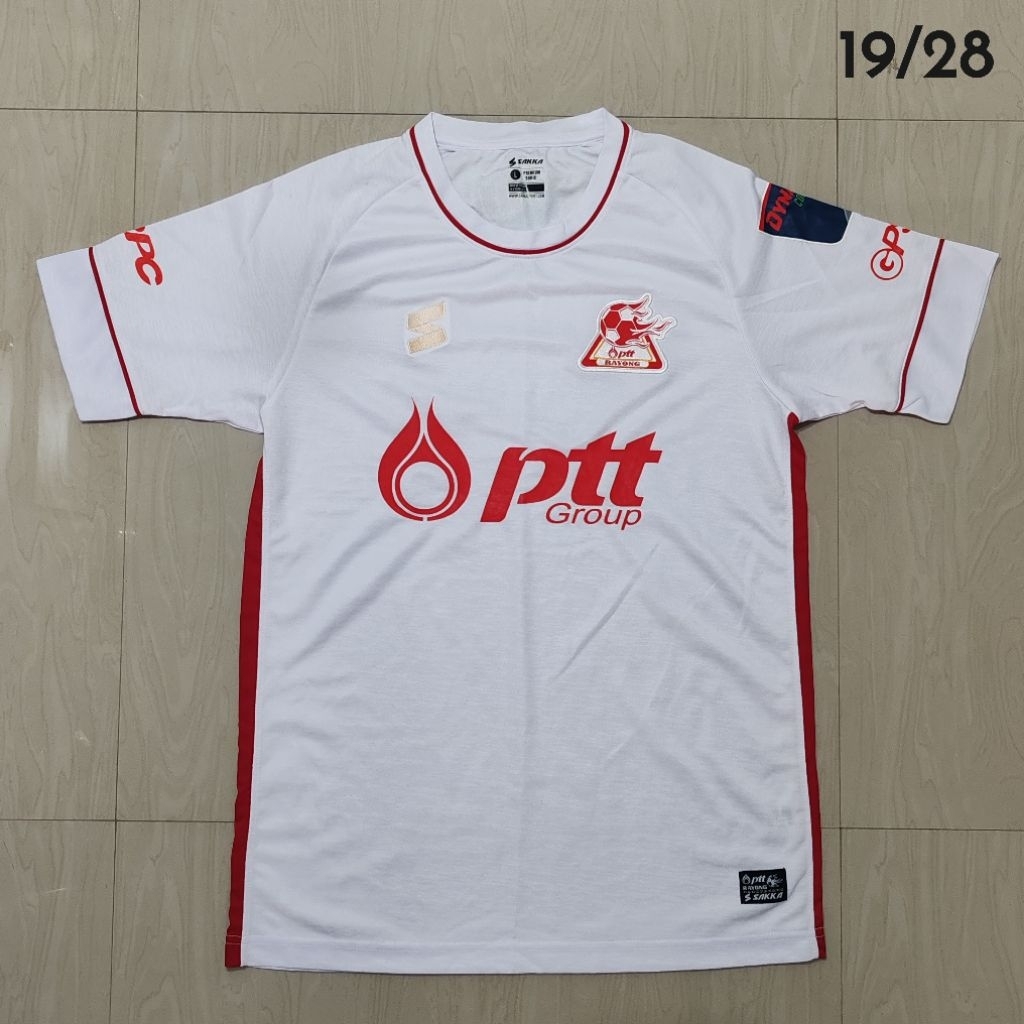 เสื้อทีมเหย้าของสโมสรฟุตบอล ปตท. ระยอง (PTT Rayong FC) ปี 2017 ซึ่งเป็นเสื้อที่ใช้ในการแข่งขันรายการ