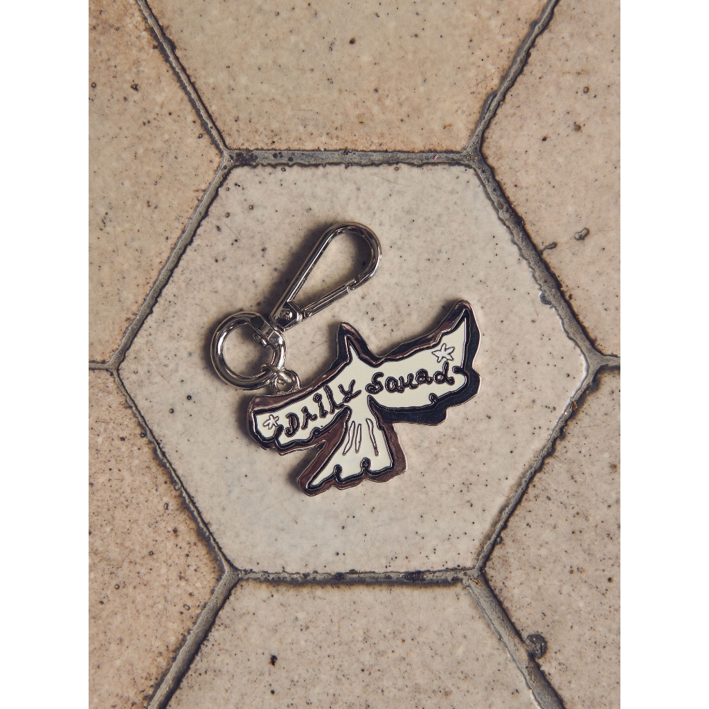 DAILY SQUAD - Little Bird Key Charm พวงกุญแจโลหะรูปนก ดีเทลอีนาเมลลายเส้นจากศิลปินคุณเม็ดทราย คอลเล็คชั่น Everyday Poem