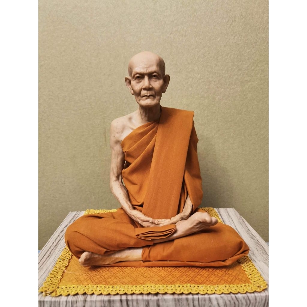 พระหลวงปู่มั่น หน้าตัก 9นิ้ว.แถมผ้าลองนั่งฟรี!
