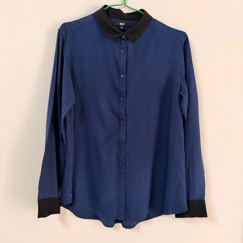 Uniqlo เสื้อเชิ้ตแขนยาวสีกรม คอปกสีดำ มีกระดุมหน้า เสื้อมือสอง ผ้านิ่มมาก