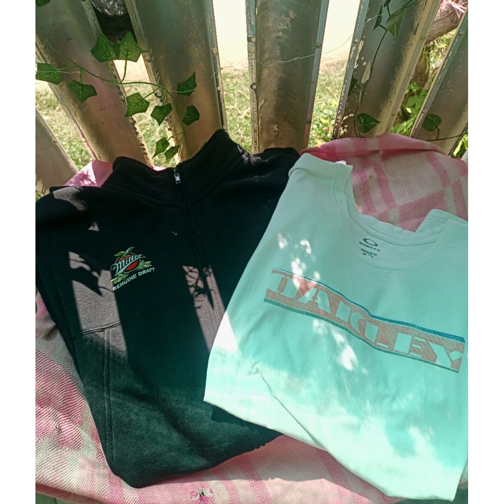 Oakley เหลือเสื้อสีดำ