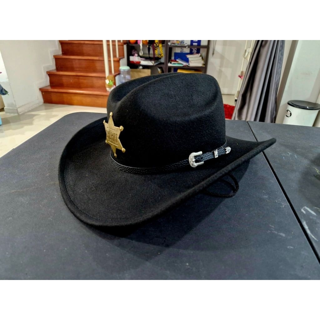 หมวกคาวบอย (Sheriff Cowboy Hat)ราคา 590 บาทไซส์ 57 สินค้าใหม่มือ 1 ไม่ป่านการไช้งานหมวกคาวบอยเป็นหมวกที่นิยม