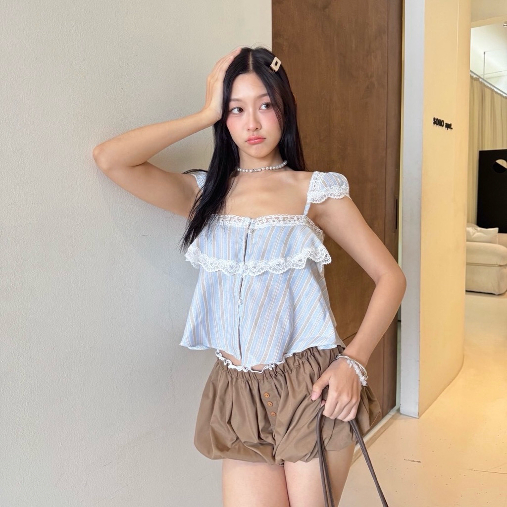 🩵 Nova Top เสื้อสายเดี่ยวแขนระบายลายริ้ว งานแต่งขอบลูกไม้