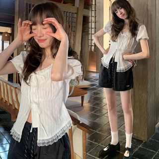 Dahong 💖W712 เวอร์ชั่นเกาหลี สีทึบ ขอบลูกไม้ เปิดไหล่ แขนสั้น เสื้อเชิ้ต สไตล์หวาน สไตล์ใหม่ ใส่ไปคาเฟ่ได้เลยเริ่ด