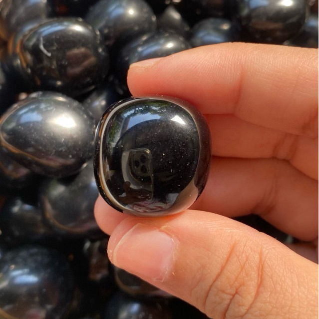 Black obsidian เเบล็คออบซิเดียนขัดมันสวยมาก ช่วยปกป้องคุ้มครองจากพลังงานไม่ดี ช่วยให้จิตใจมั่นคง สงบ มีสมาธิ ลดความกังวล
