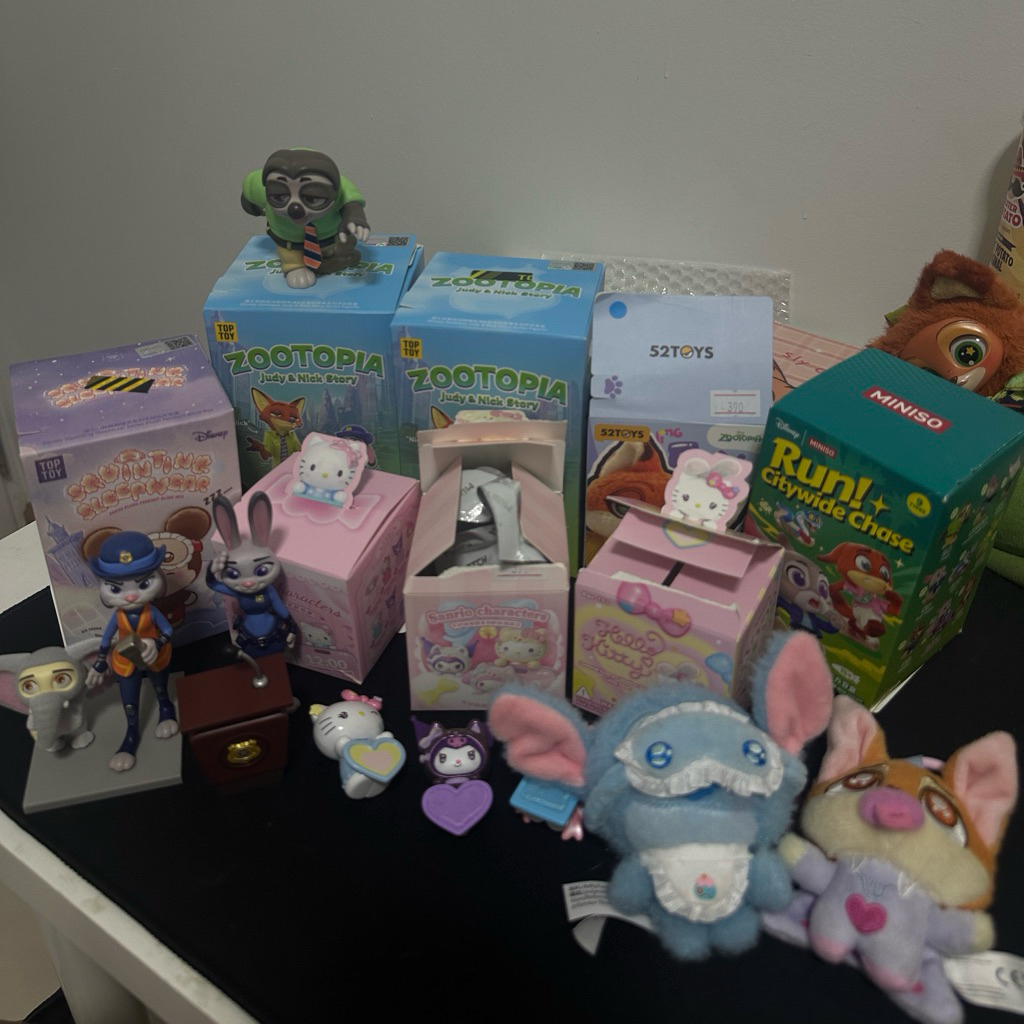 ส่งต่อ art toy / sanrio /zootopia มือสองนอนกล่อง ตัวติดโทรศัพท์ sanrio