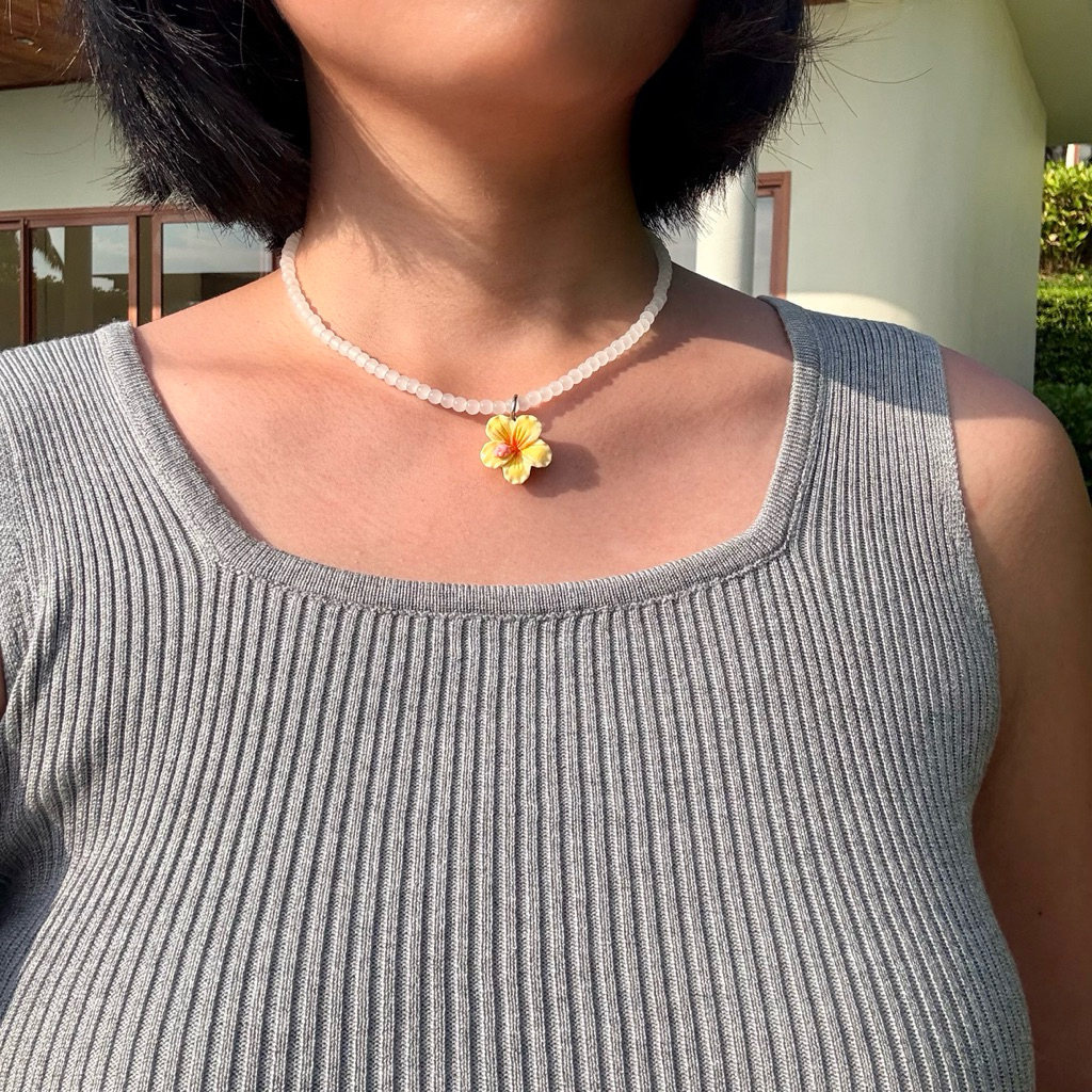 Piing me Necklace | สร้อยคอลูกปัดหยกเทียมสีขาวขุ่นๆพร้อมจี้ดอกชบาไซส์เล็ก ราคา ถูกที่สุด ดีลบีเคเค แกลเลอรีภาพที่ 7
