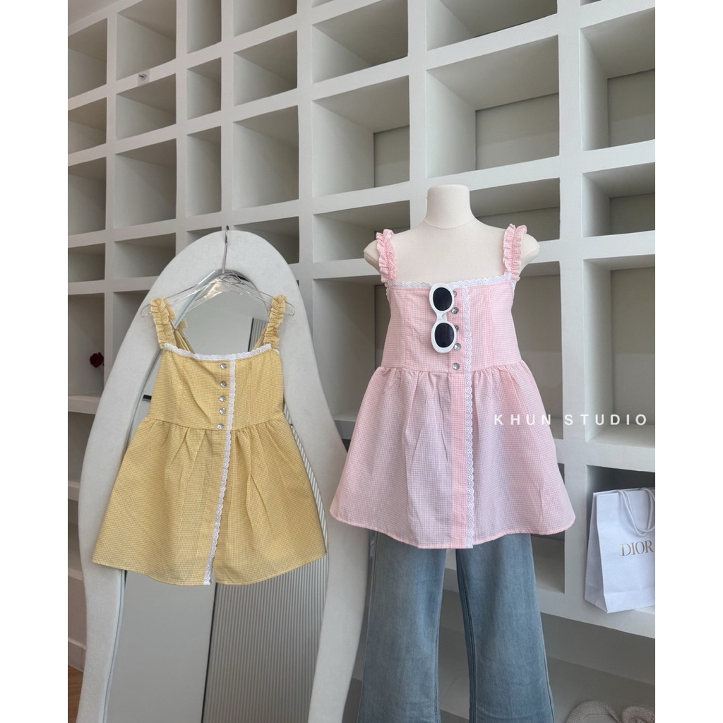 miniminey🔆 เสื้อสายเดี่ยวลายสก็อต  กระดุมเพชร แต่งฉลุแบบฉ่ำ สายปรับใช้งานได้
