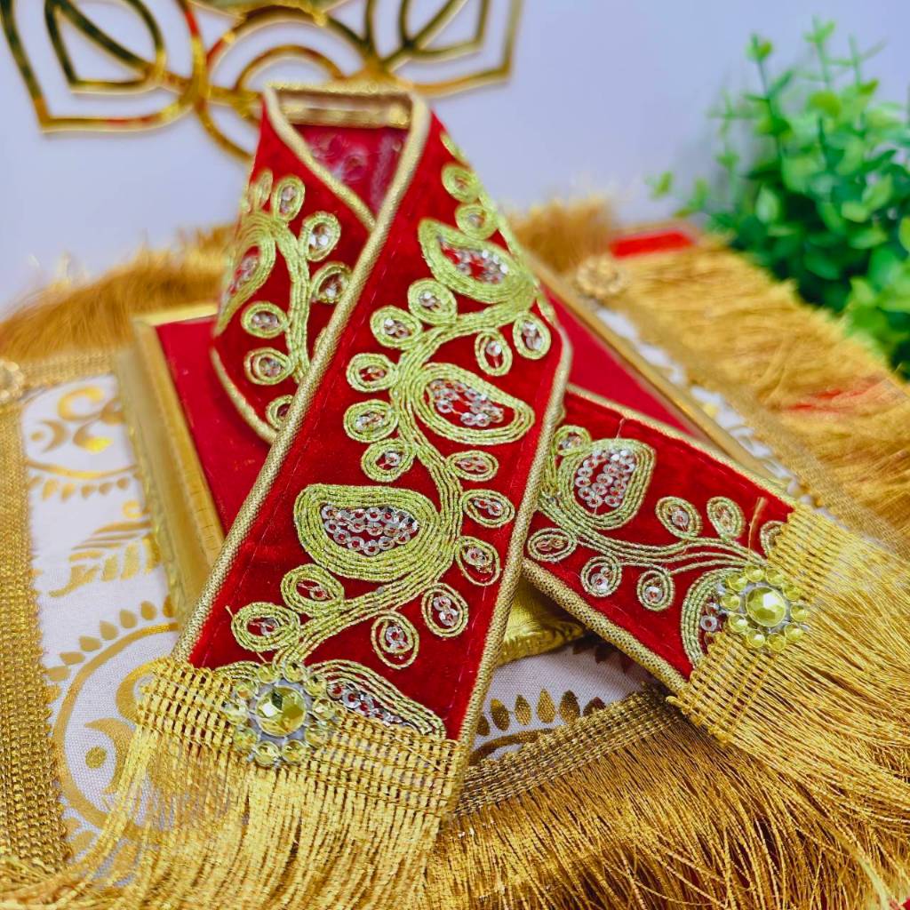สไบลายอินเดีย สามสี แดง เหลือง บานเย็น ถวายพระพิฆเนศ และ องค์เทพทั้งปวง สำหรับองค์ใหญ่ กว้าง 4.5 cm เลือกความยาวได้