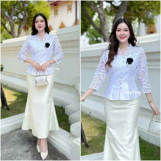 เสื้อรุ่น-บัวบงกช ผ้าไหมสี่เส้น แต่งลูกไม้ช่วงอก และแขน คอวี ตกแต่งกระดุมแกะได้ ไม่ปริ ไม่อ้า
