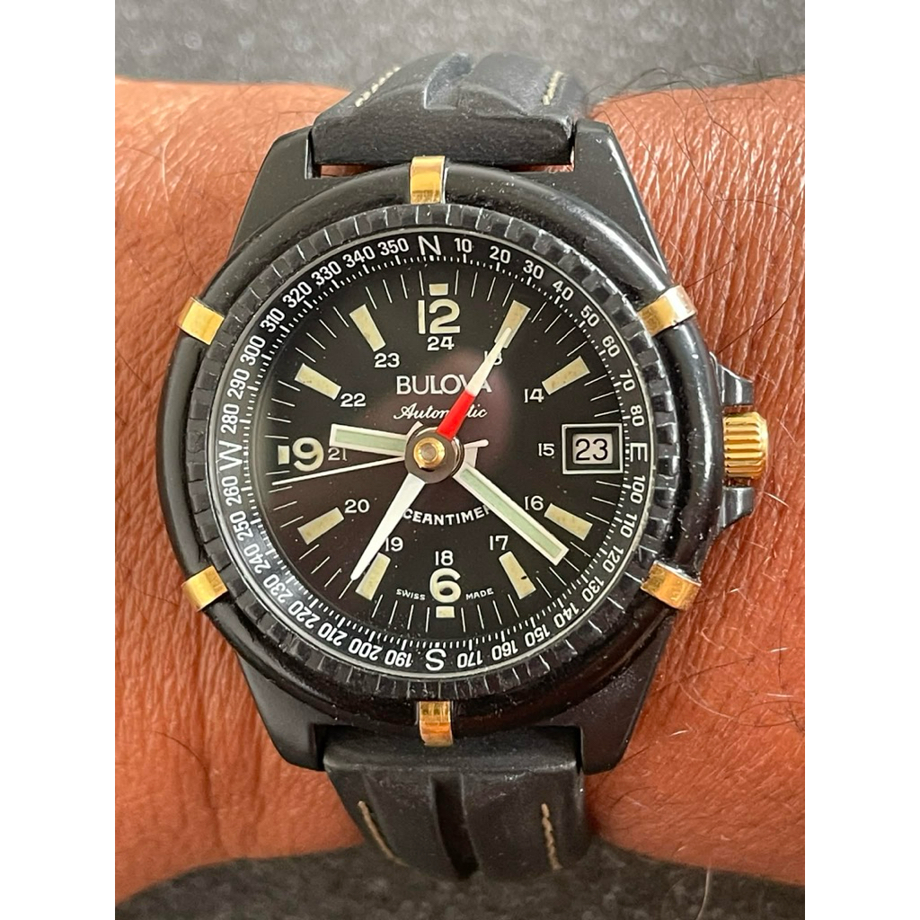 เพื่งเคยเจอตัวแรกเลยนาฬิกา Bulova มีเข็มทิศในตัวยุค80‘sมาพร้อมสายยางเดิมๆสภาพสวยหา ยากมากๆ Vintage W