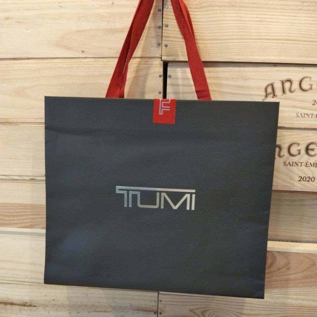 ถุงกระดาษ Tumi [ มือสองสภาพตามรูป ]