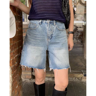 📍พร้อมส่ง📍10832🇰🇷FSY🇰🇷 Boyish blue denim shorts • กางเกงขาสั้นทรงบอยอิสผ้ายีนส์สีอ่อนทรงกระบอก ปลายขาตัดดิบ