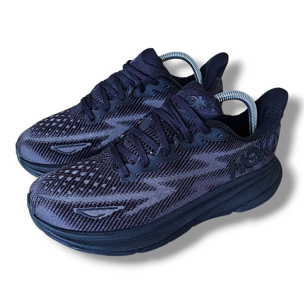 รองเท้ามือสอง Hoka Clifton 9 สีดำ (Black/Black หรือ Triple Black) ซึ่งเป็นรองเท้าวิ่งถนนยอดนิยม, ขนา
