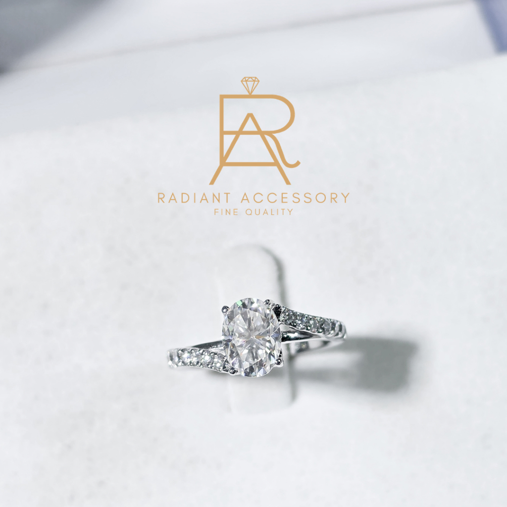 แหวนเงินแท้เม็ดชูฝังเพชร Moissanite 1.5 กะรัต Oval ฝังบ่าข้างก้านโค้ง ชุบทองคำขาว