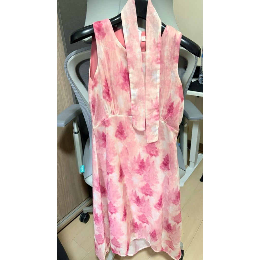 💖 ส่งต่อ : เดรส Labellelorna Dress จากร้านดัง Labelle Clothing Brand ลายปริ้นชมพู 💗 น่ารักหวานละมุน