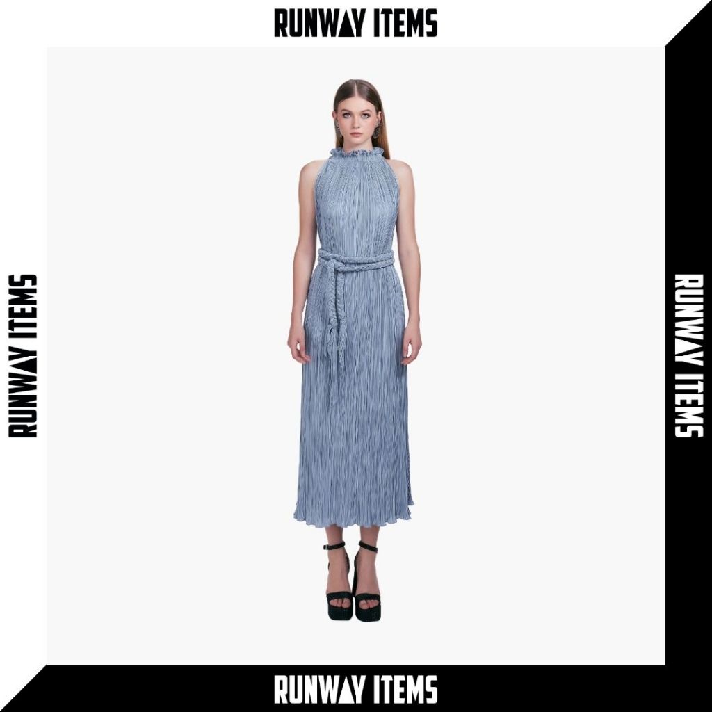 Runway Items | เดรสอัดพลีตคอจีบ