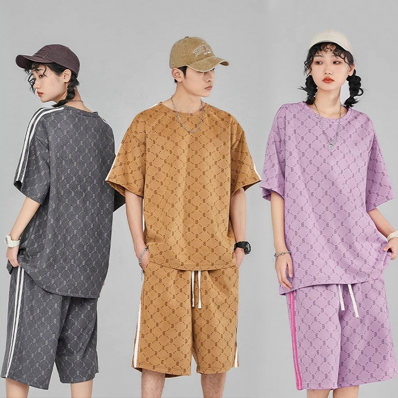 ชุดสองชิ้นสำหรับผู้ชาย เสื้อแขนสั้น + กางเกงขาสั้น สำหรับฤดูร้อน เสื้อพิมพ์ลายตัวอักษรสุดเก๋ มีจำหน่ายในประเทศไทย