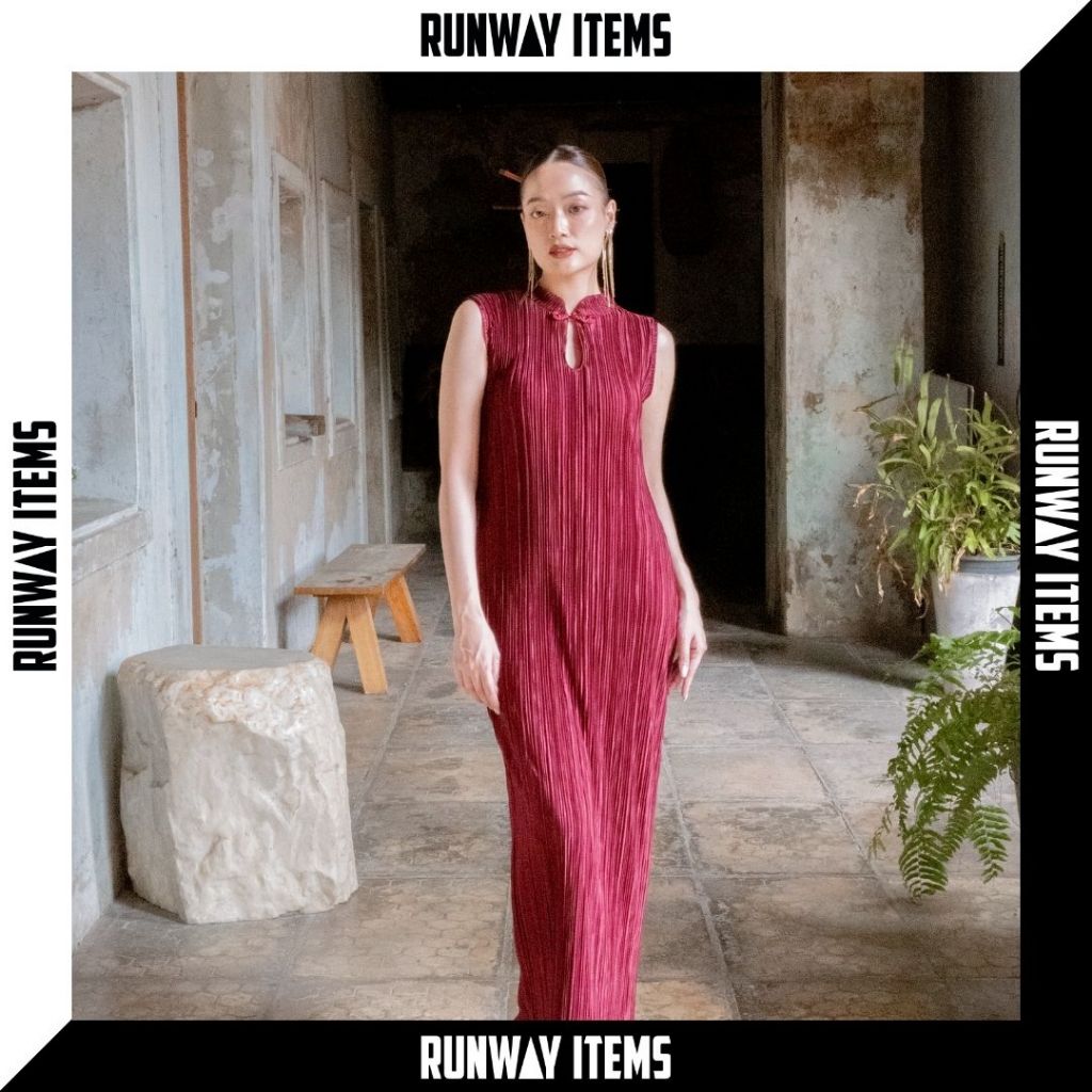 Runway Items | เดรสอัดพลีตกี่เพ้า