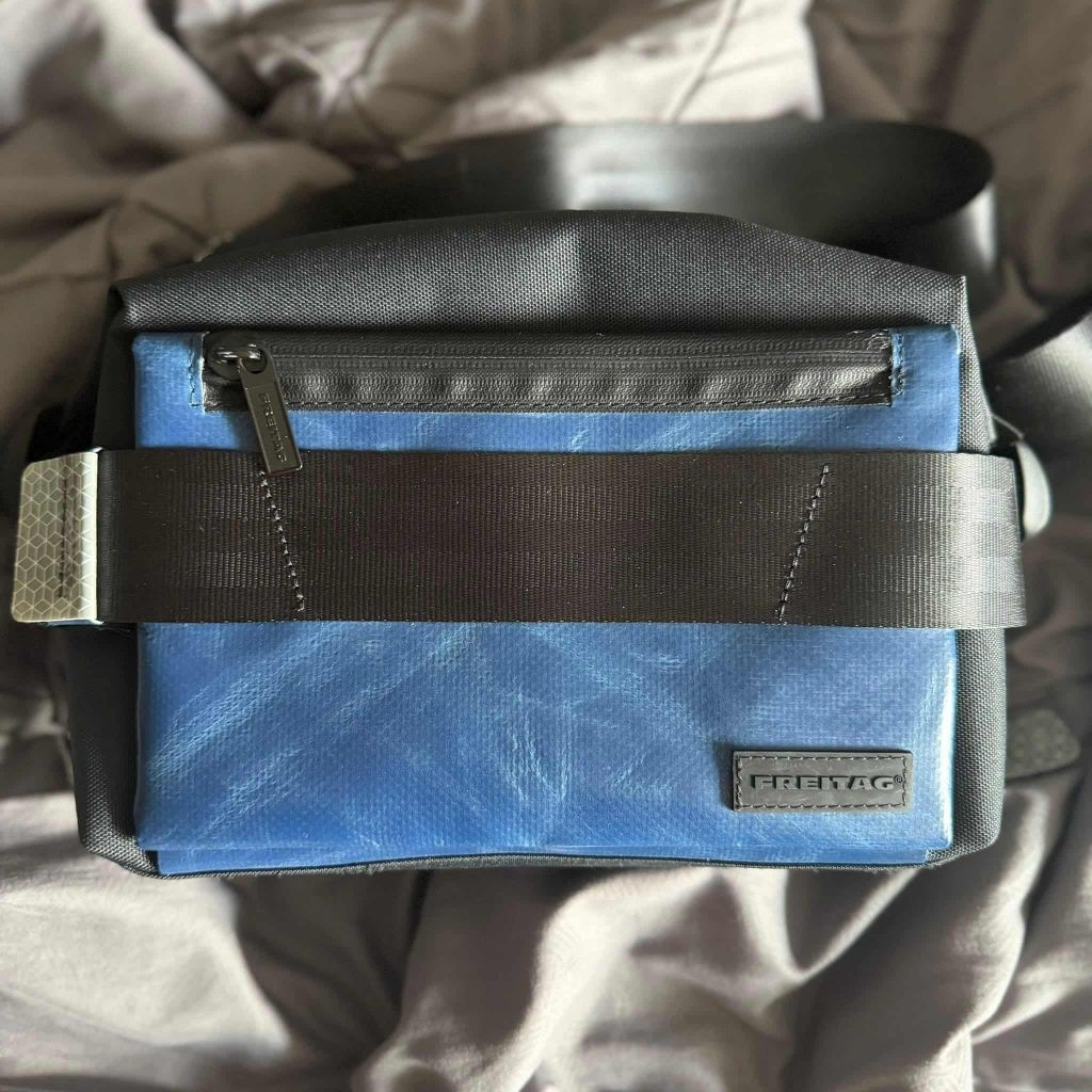 F670 WARREN สีดำแต่งผ้าใบสีน้ำเงินด้าน สวย ๆ กระเป๋าคาดลำตัวขนาดกลางพร้อมสายสะพายปรับได้แต่ละสาย #fr