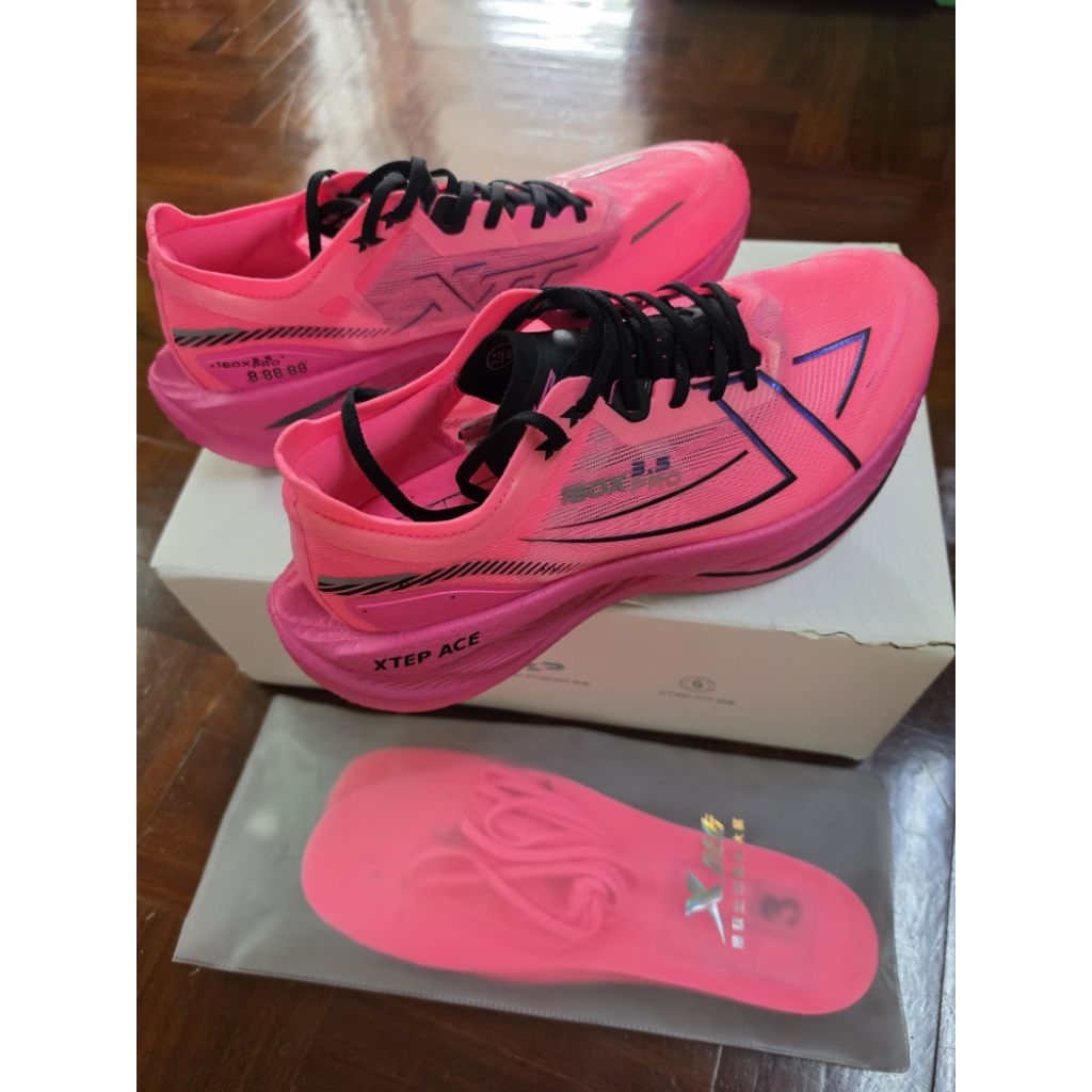 Used รองเท้าวิ่ง Xtep 160X 3.5 PRO สีชมพู ใช้น้อยมาก ใส่วิ่งไม่ถึง 10k size 40eu 7.5us 6.5uk