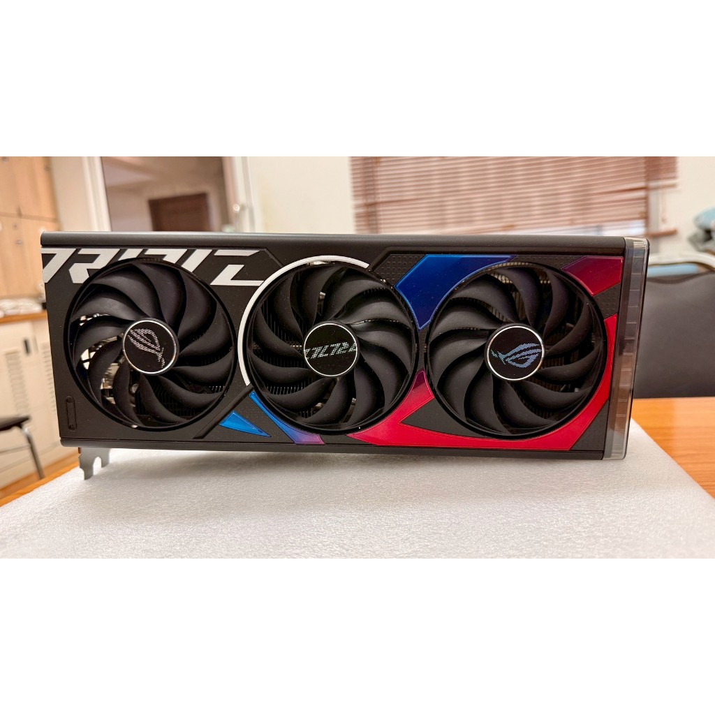 ASUS ROG STRIX 4060 8GB OC สภาพสวยมาก ไม่มีตำหนิ ประกันศูนย์ ASUS ยาว 14/12/2027 (มีแต่ตัวการ์ดจอ)