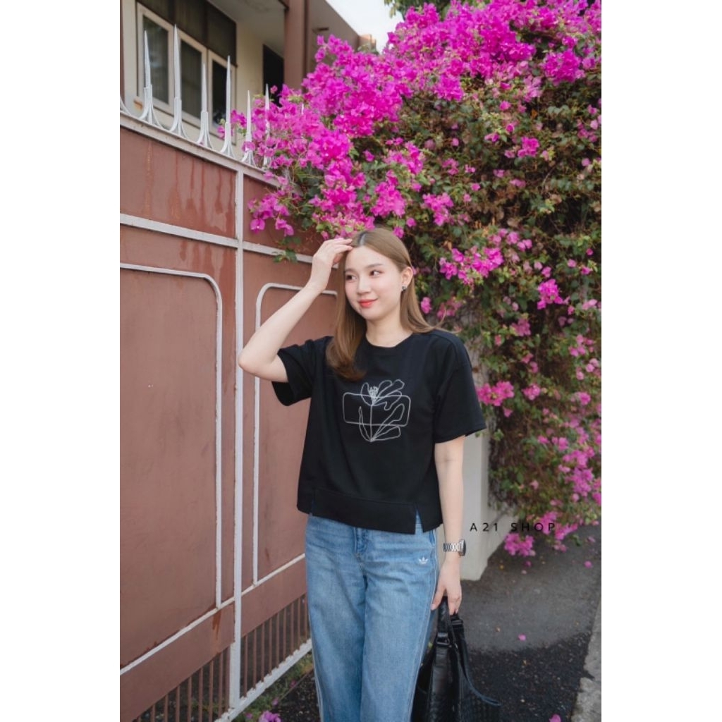 เสื้อคอกลมแขนสั้น ทรงผ่าข้างสุดชิค ปักลายด้านหน้า ดีไซน์โดดเด่น💮🌱
