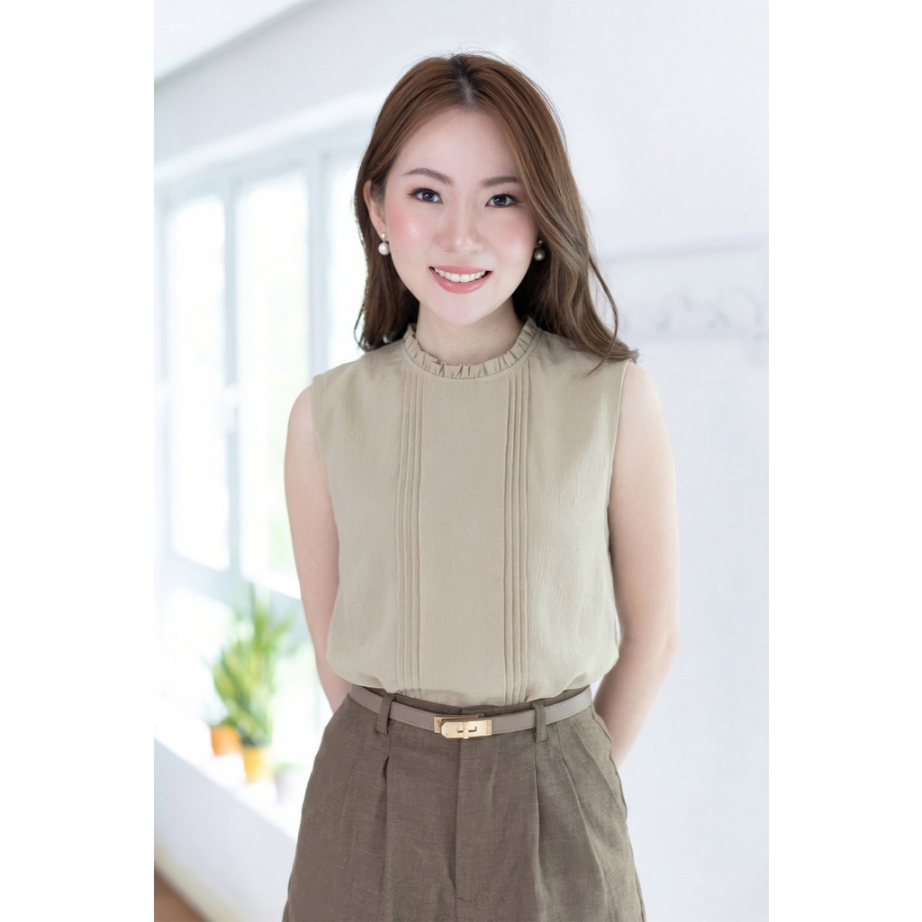 Narinari : MT5700 Ruff Collar Pintuck Sleeveless Blouse ผ้าอัดลายย่น