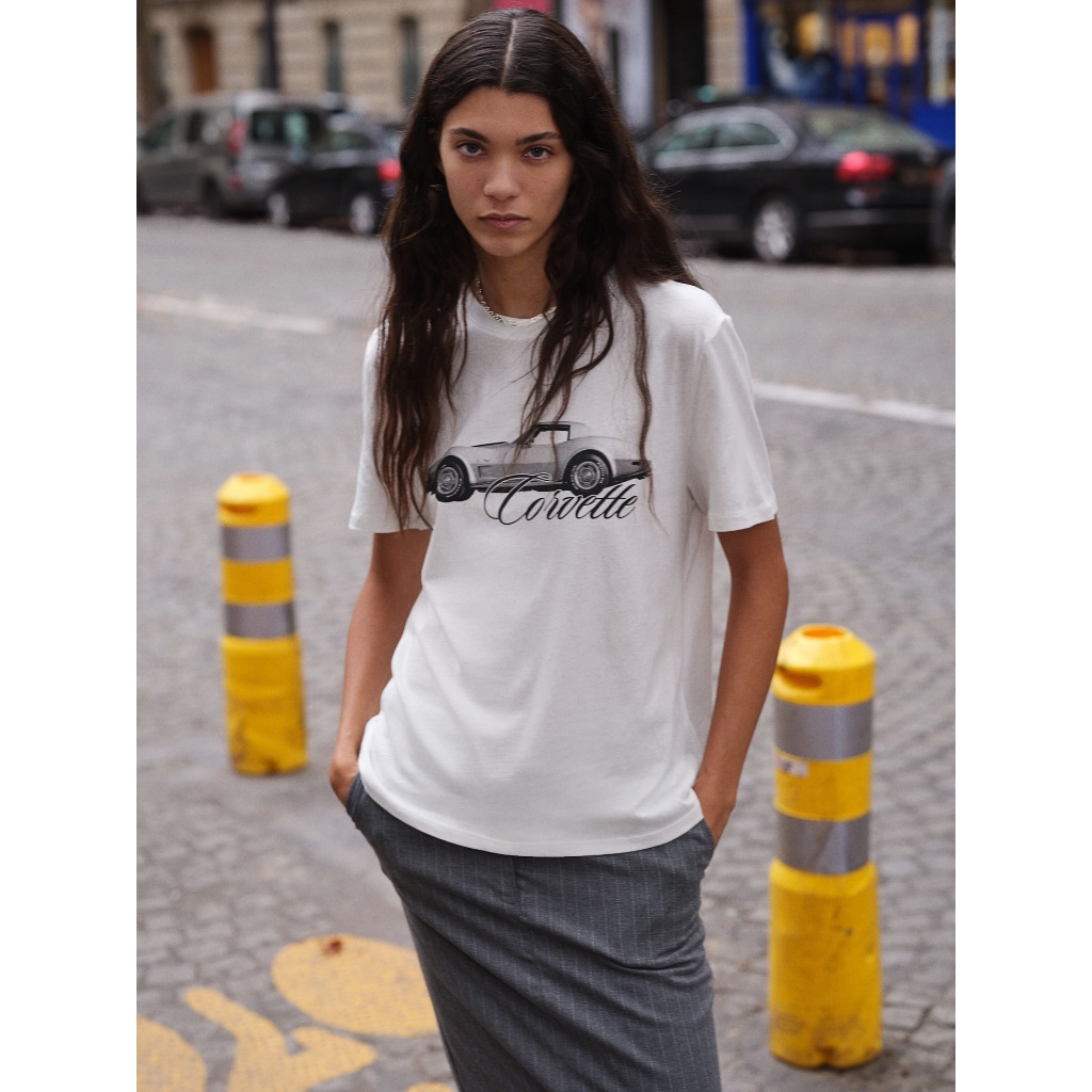 เสื้อยืดแขนสั้นทรงคอกลมผ้าคอนตอนเจอร์ซีย์ พร้อมขอบคอแบบริบด์ที่รอบคอ ด้านหน้าสกรีนลายGeneral Motors เนื้อผ้านุ่มใส่สบาย