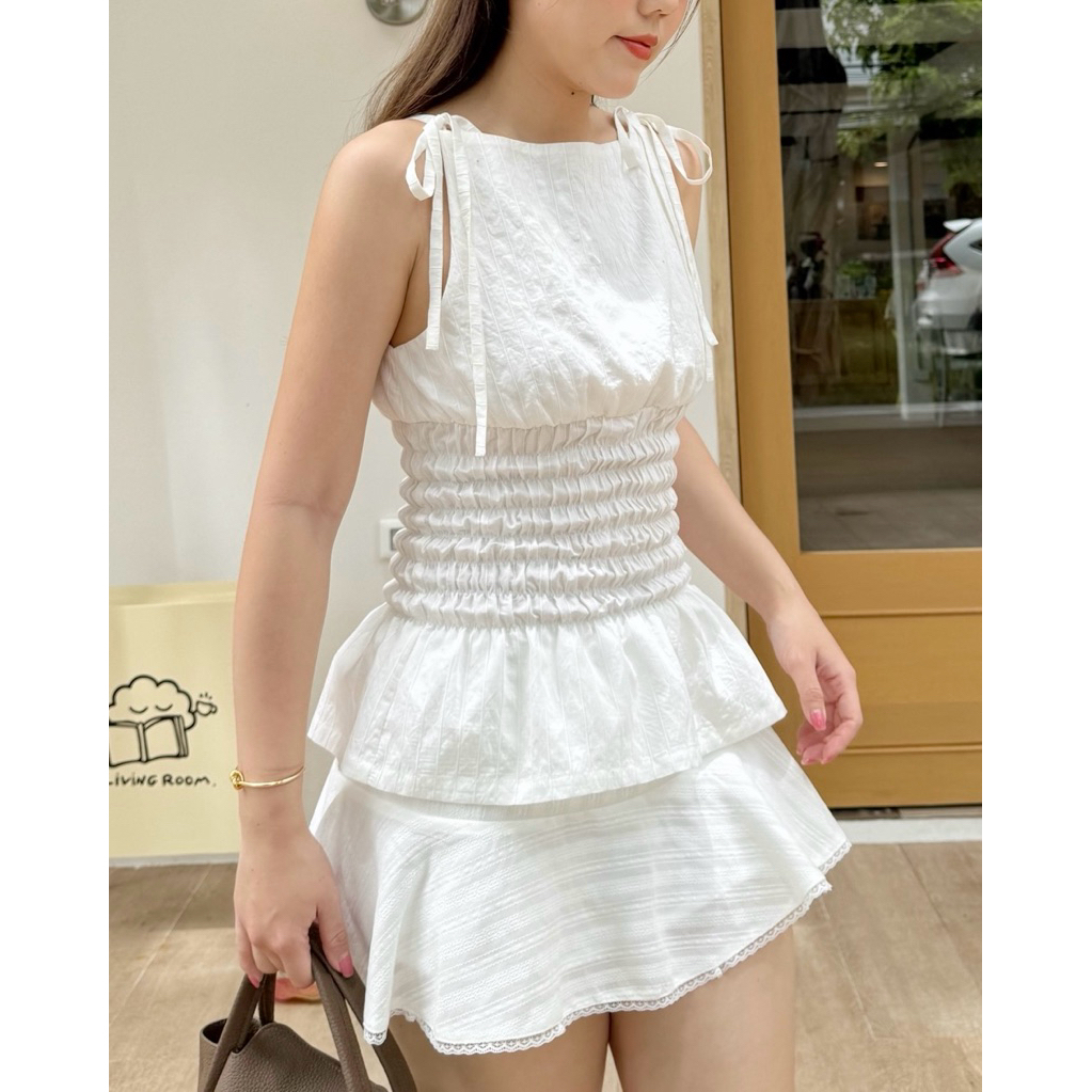 Monte’ Top (สี Biscuit พร้อมส่ง / สีอื่นรอ 10 วัน) เสื้อแขนกุด ผูกโบว์ช่วงไหล่ จับสม็อคเอว เก็บทรง งานออกแบบทางร้านเอง