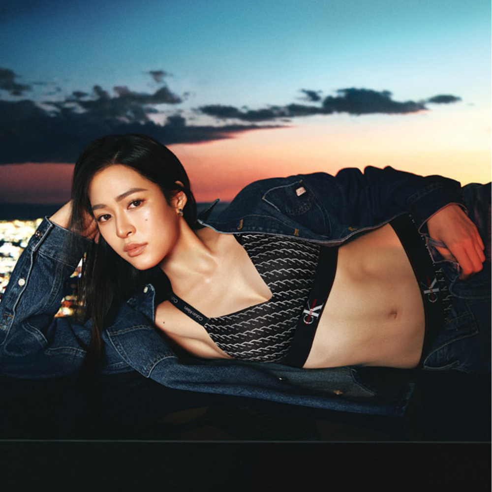 CALVIN KLEIN เสื้อชั้นในผู้หญิงแบบตะขอหลัง Graphic Monogram Microfibre Lightly Lined Bralette รุ่น QF8877AD 2Y1 - สีดำ