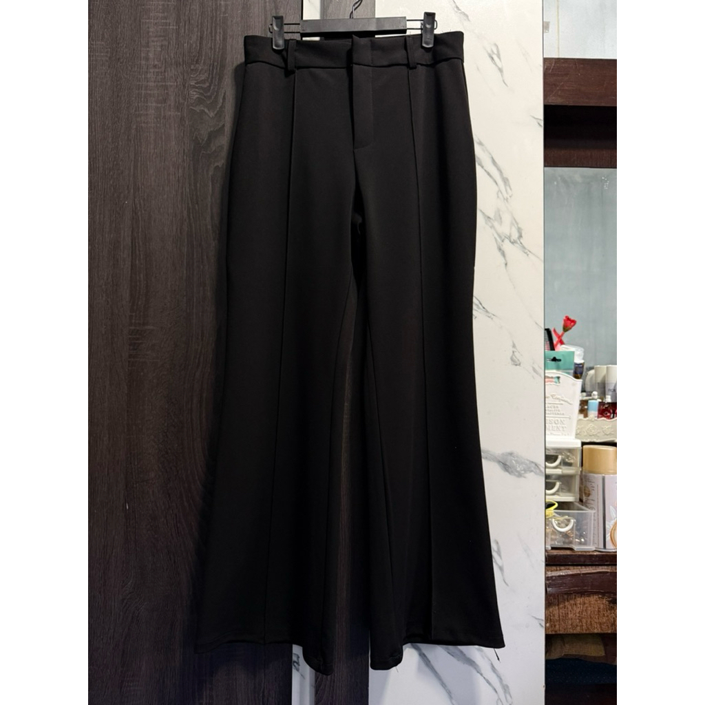 ส่งต่อเสื้อผ้ามือสอง กางเกงสีดำขาม้าผ้าหนายืดได้เล็กน้อย ป้าย APRIL SHOP BKK ราคา 70 บาท