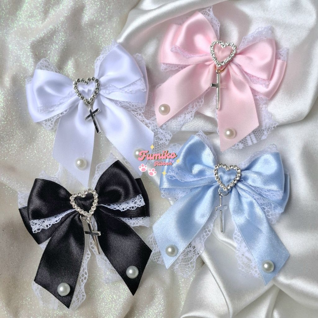 โบว์เล็กๆน่ารักๆลูกไม้ขาว จี้ห้อยกางเขน ขนาด 3 นิ้ว เปลี่ยนสีทักแชทคุย