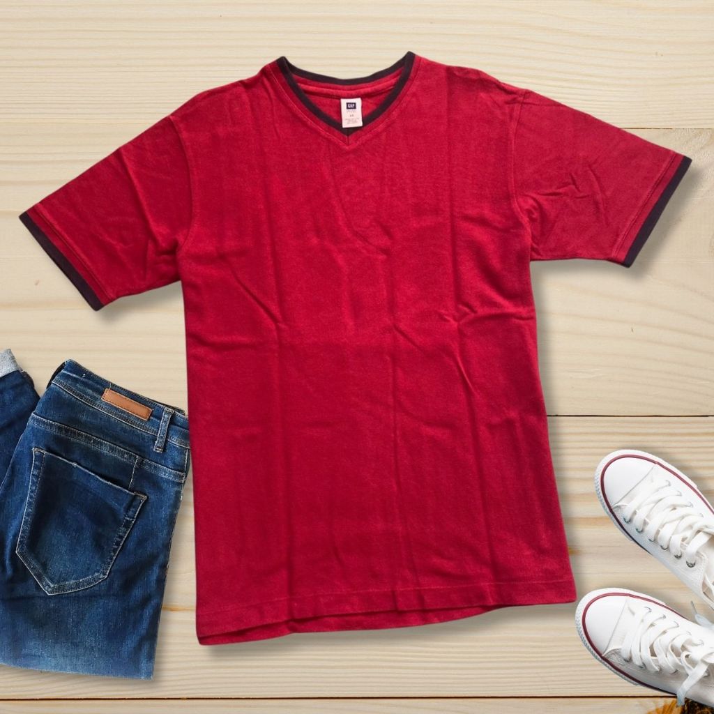 [แบรนด์แท้] เสื้อยืด GAP มือสอง สีแดงสด ทรงคอวี เท่แบบมินิมอล ไซส์ XS (อก 40") สภาพดีมาก