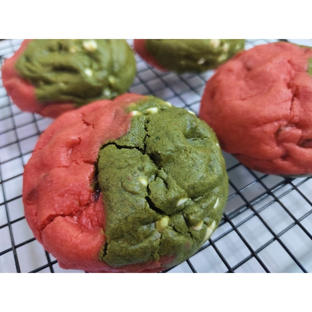 Strawberry matcha cheesecake stuffed soft cookies. ชิ้นละ 90 กรัม