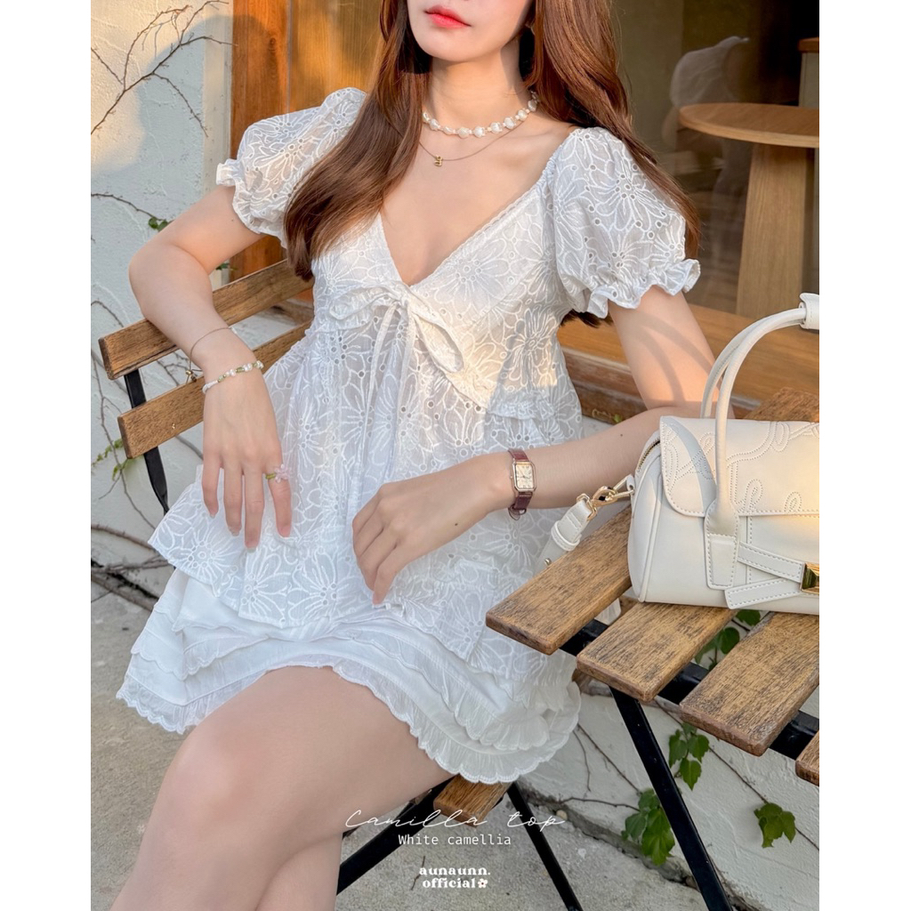 (aunaunn.official) Camilla top – เสื้อแขนตุ๊กตา คอวี ผ้าลูกไม้ (พร้อมส่ง)