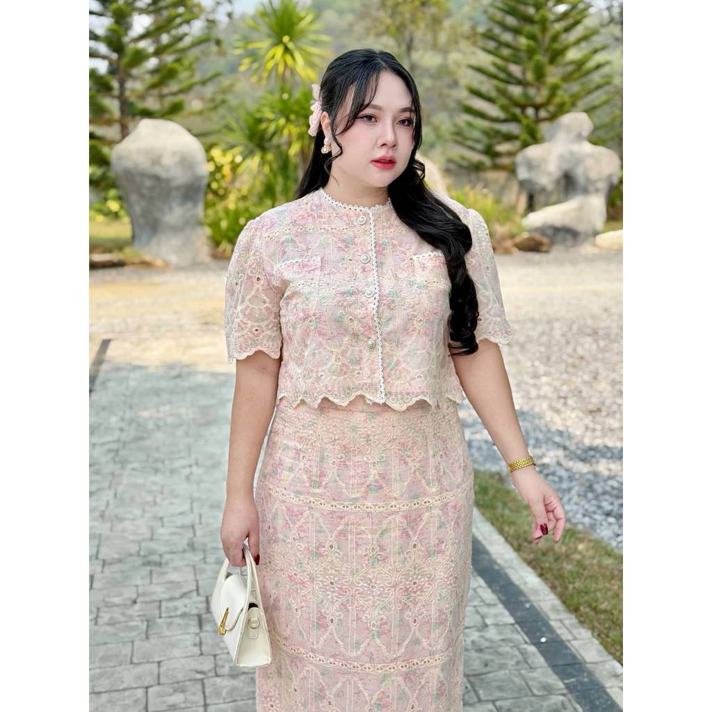 ชุดเซ็ทสาวอวบ 3XL-8XL  เสื้อทรงสั้น กระดุมผ่าหน้า มาพร้อมกระโปรง สวยสุภาพเรียบร้อย อก 42-52นิ้ว(725)